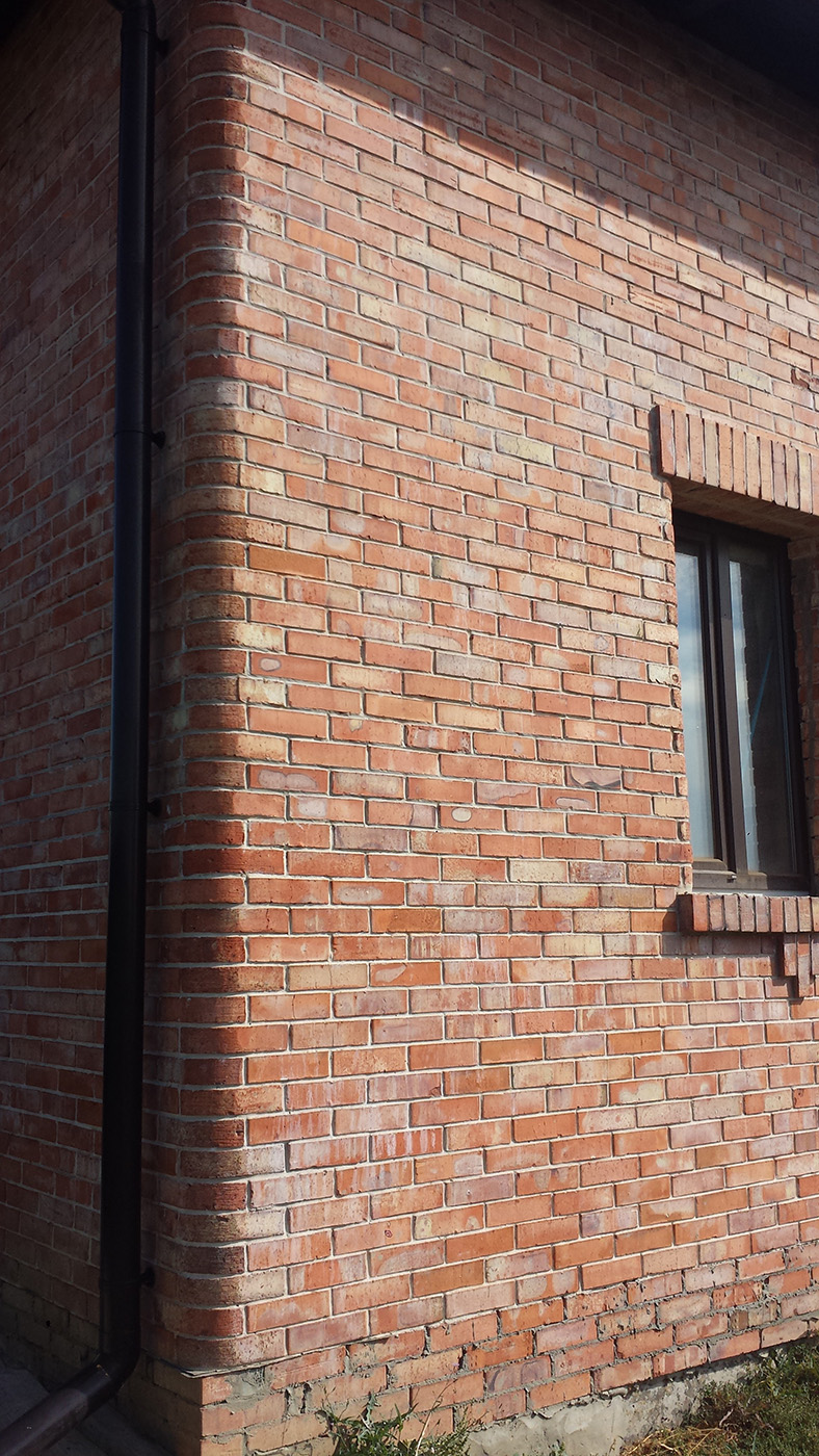 Красивый дом и забор из кирпича